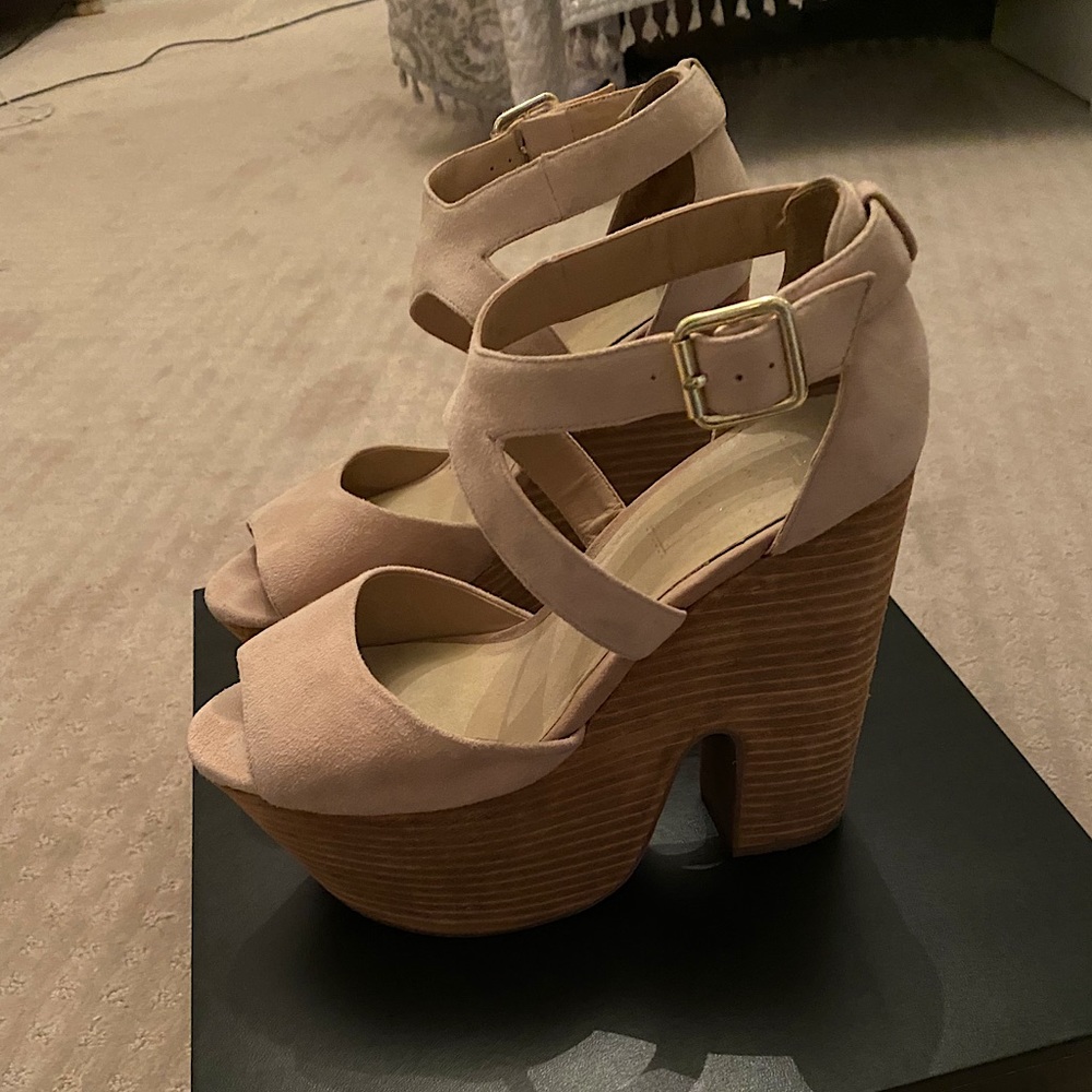 Neutral-pink suede chunky heel